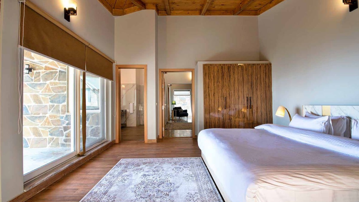 Lux Alpine Stone Villa with Panoramic Pine Views photo 2