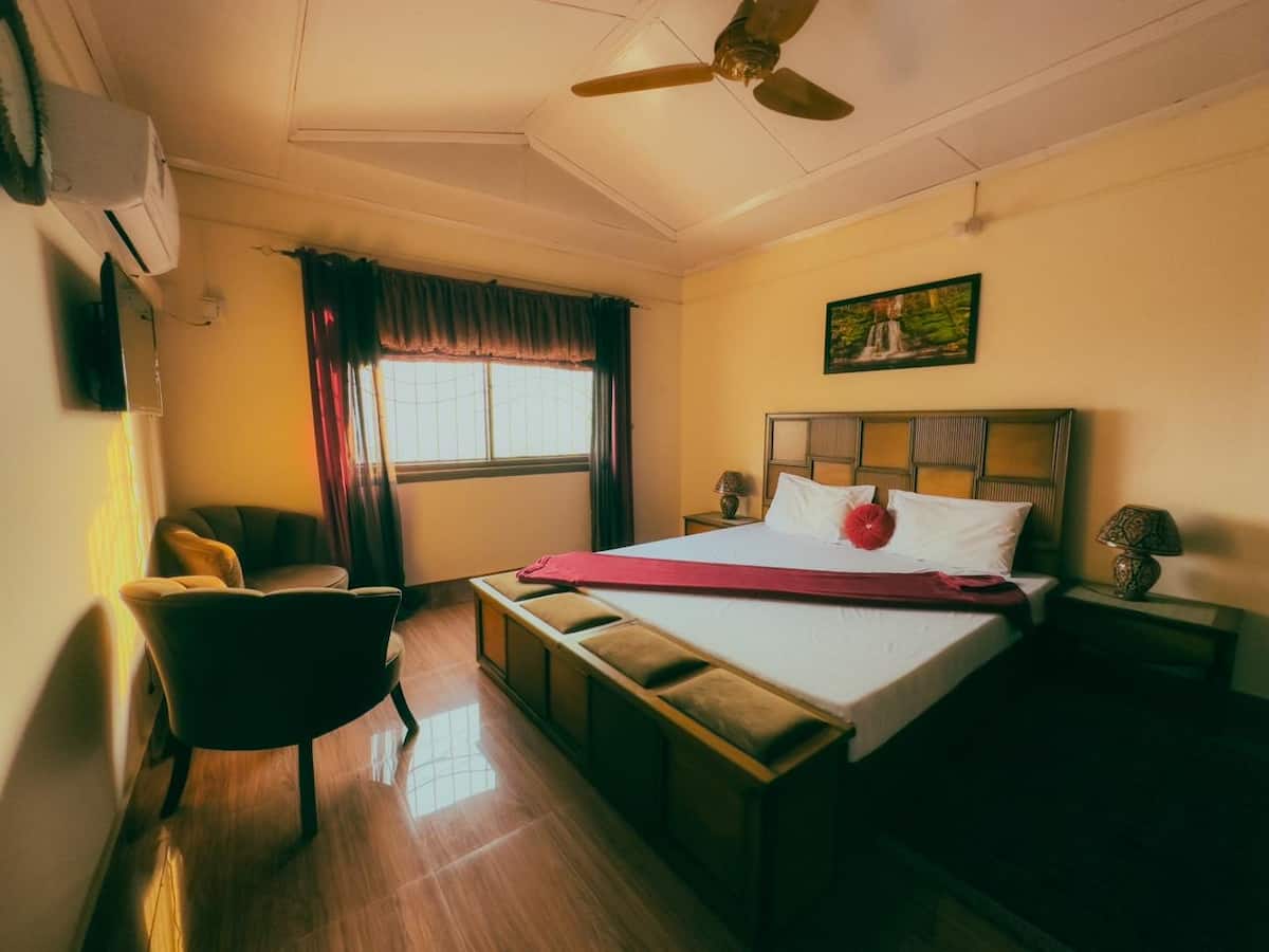 Cloud-Nine Comfort: Luxury Room in Muzaffarabad photo 2