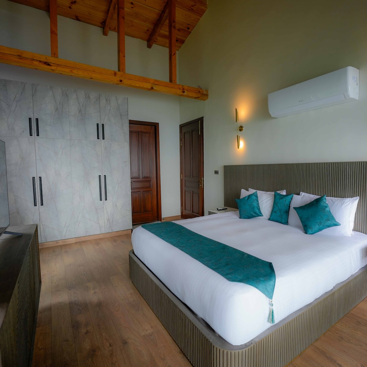 Junior Presidential Stone Suite | Pine Forest View photo 2