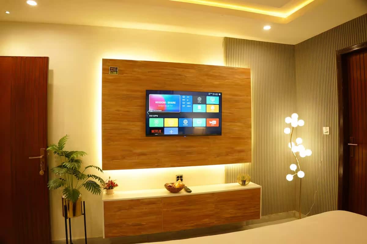 Sleek Studio Living | Includes Kitchen, TV & WiFi photo 4