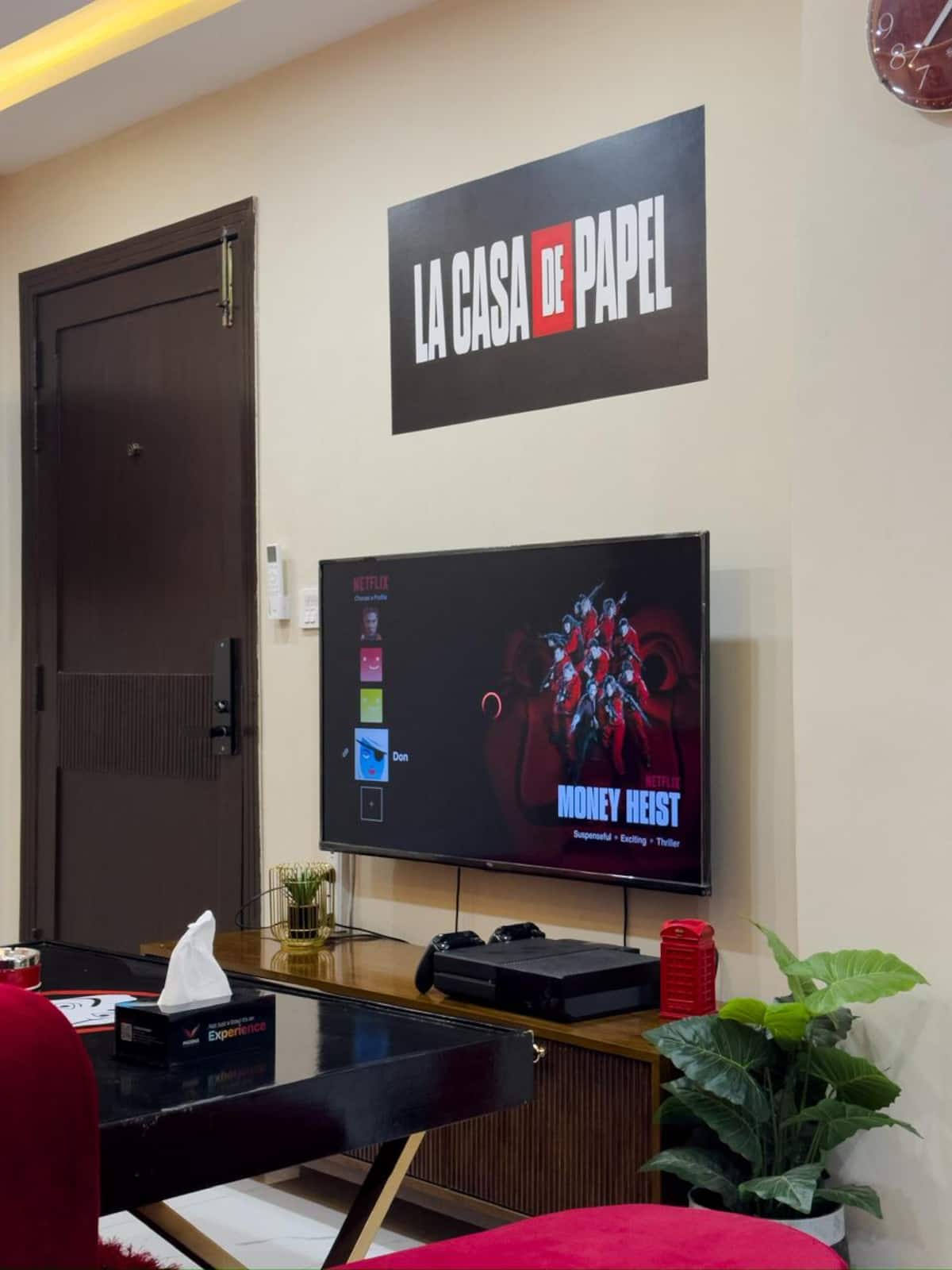 Money Heist Theme 1 Bedroom Apartment Premium Stay photo 5