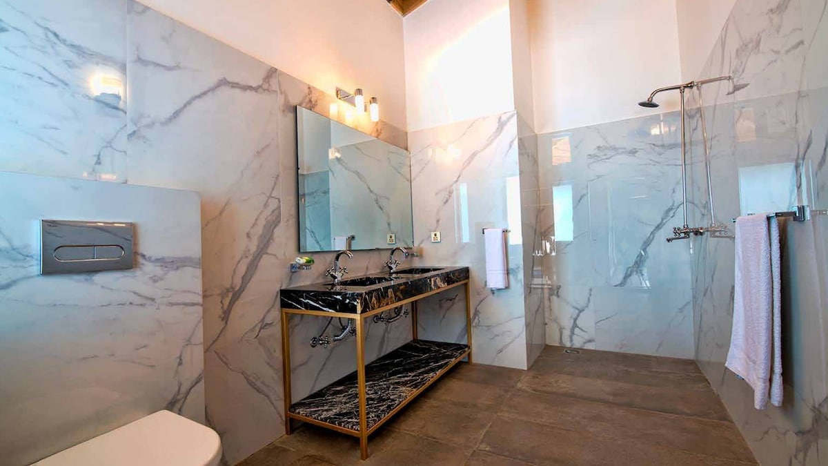 Lux Alpine Stone Villa with Panoramic Pine Views photo 3