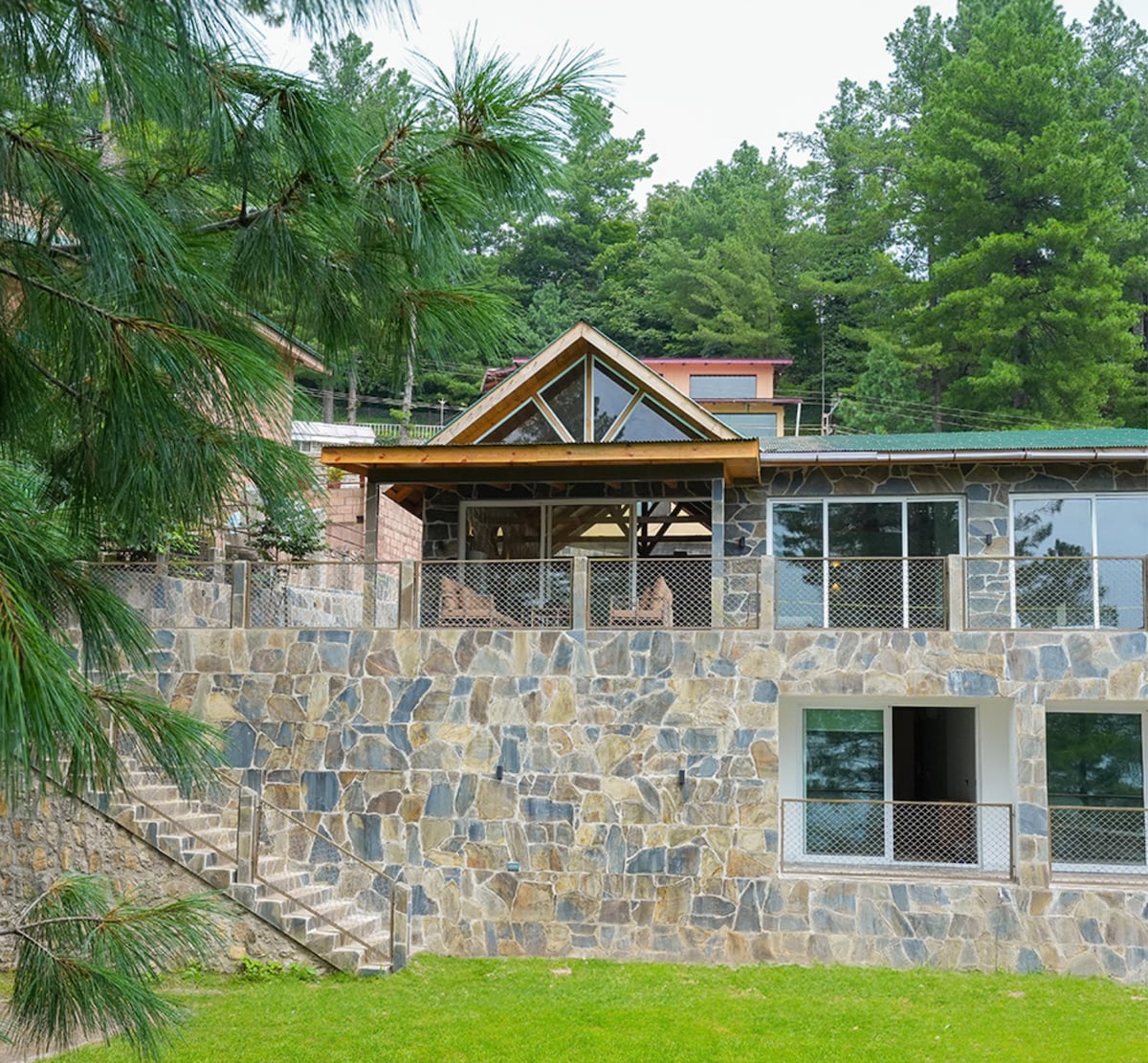Elite 5-Bedroom Galiyat Retreat · Panoramic Views photo 2