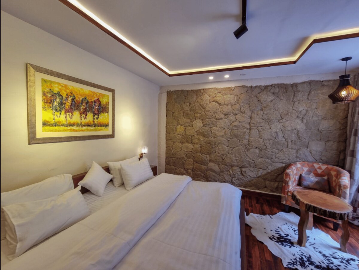 Luxury Room | Scenic River & Mountain Vista photo 2