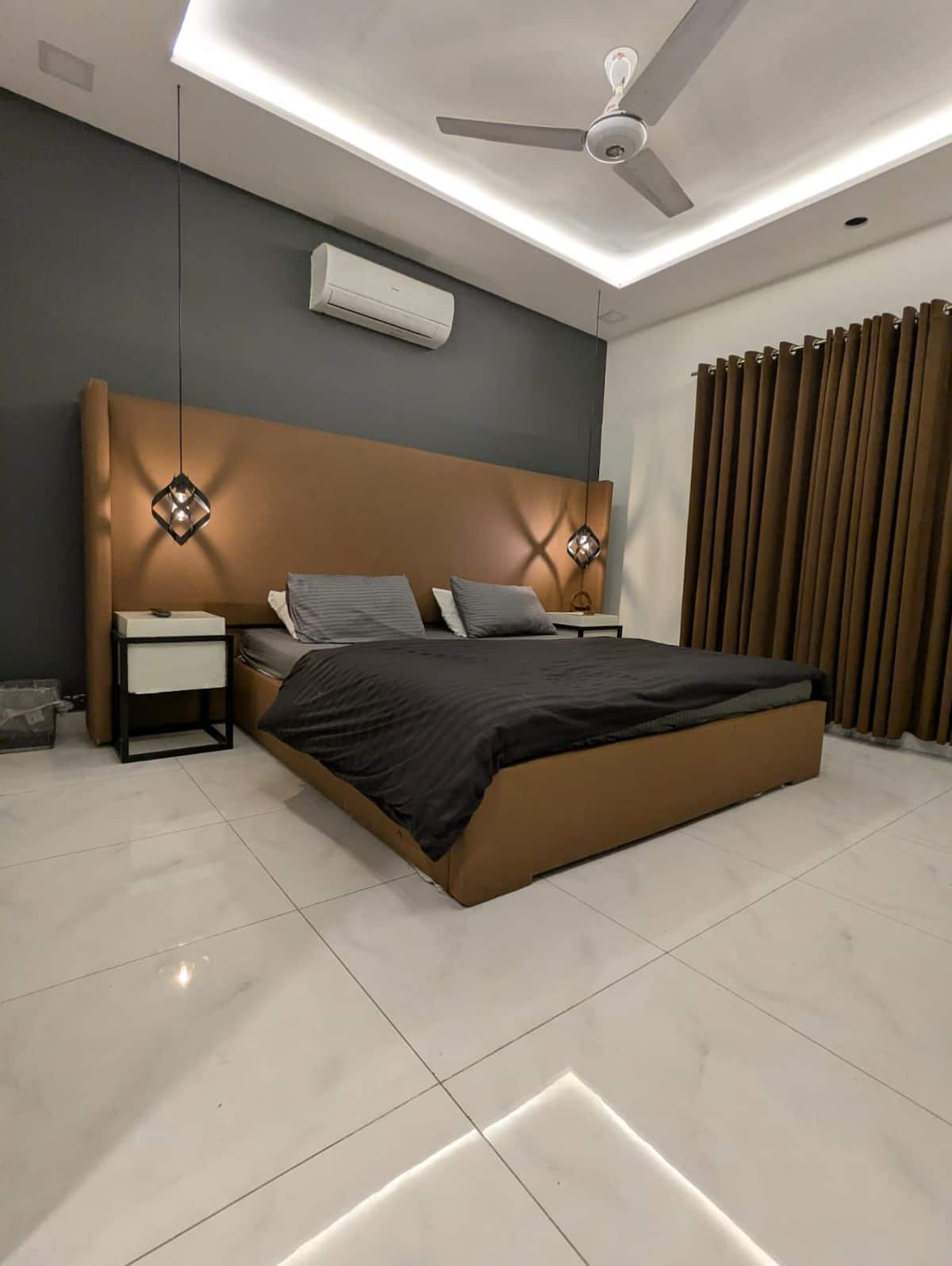Luxury 1-Bed Apartment With Living | Zameen Opal photo 2