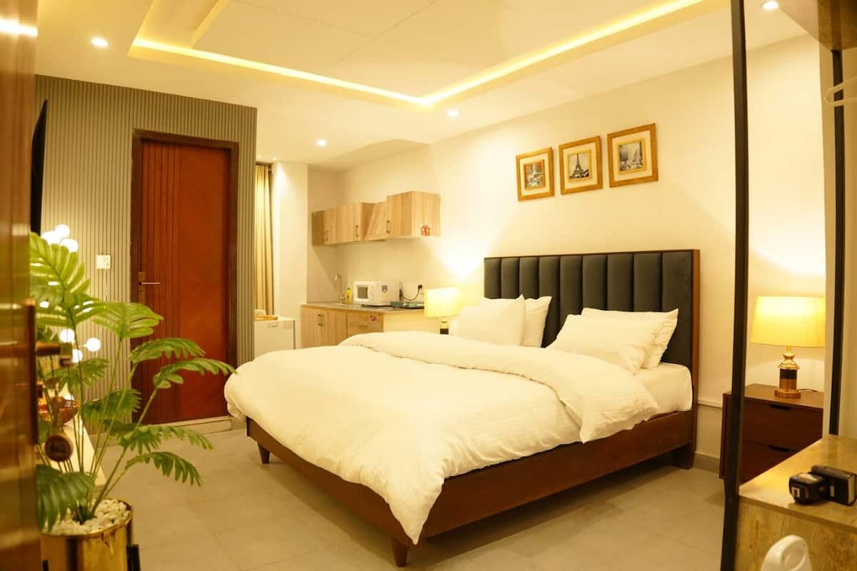 Sleek Studio Living | Includes Kitchen, TV & WiFi