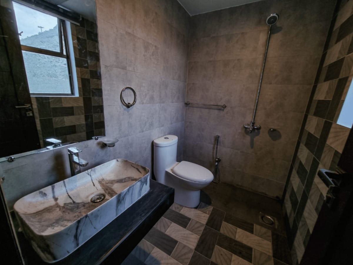Luxury Room | Scenic River & Mountain Vista photo 5