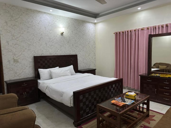1BHK Family Stay | Parking & Lawn photo 4