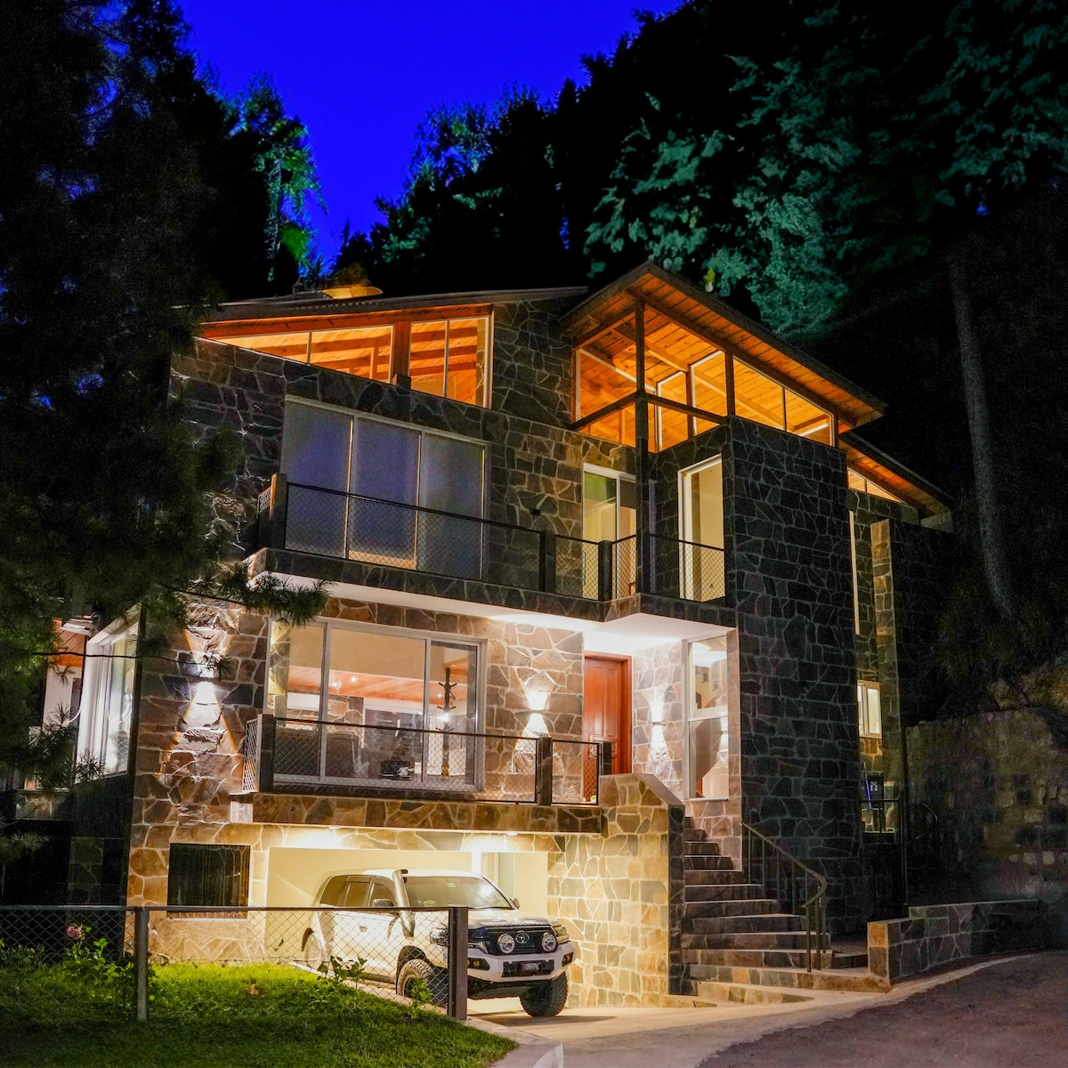 Junior Presidential Stone Suite | Pine Forest View photo 3