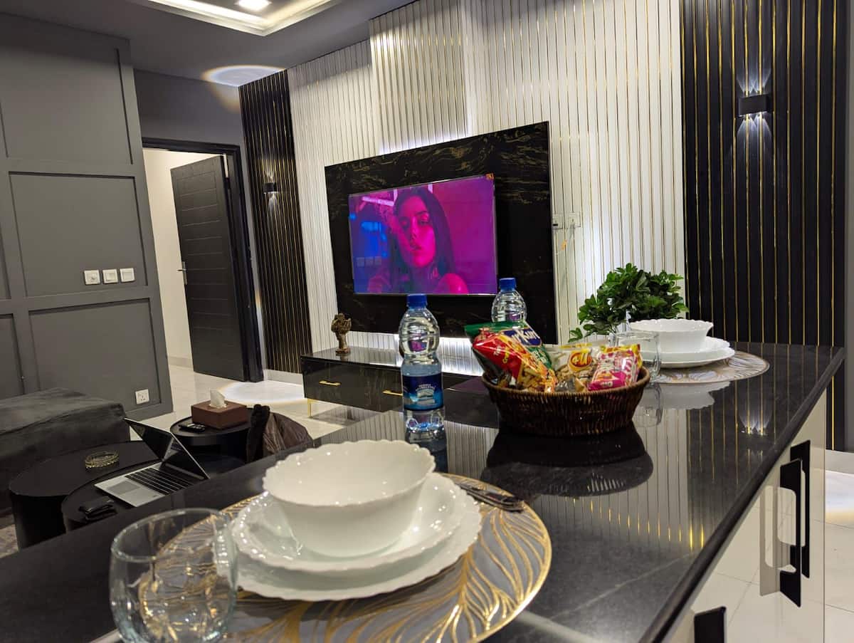 Luxury 1-Bed Apartment With Living | Zameen Opal photo 3