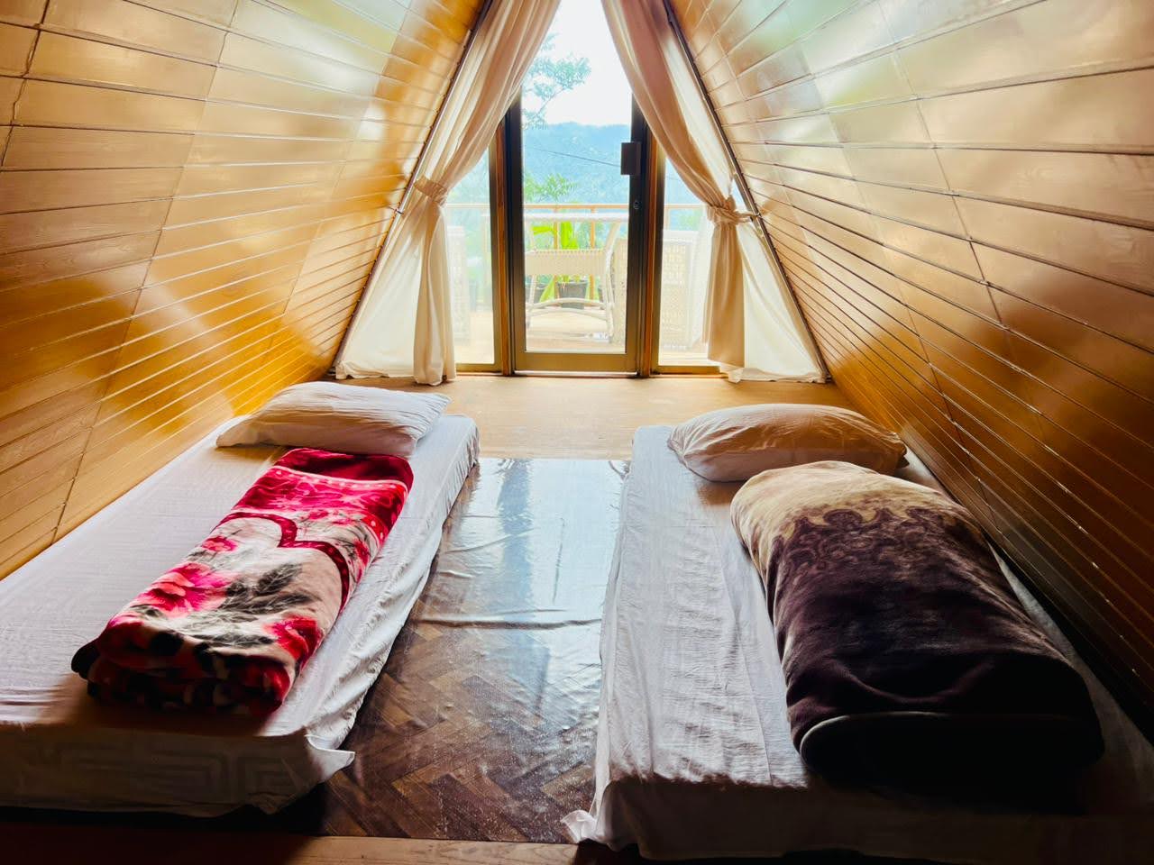 Romantic Wood-Clad Mountain Retreat (Gold Hut) photo 3