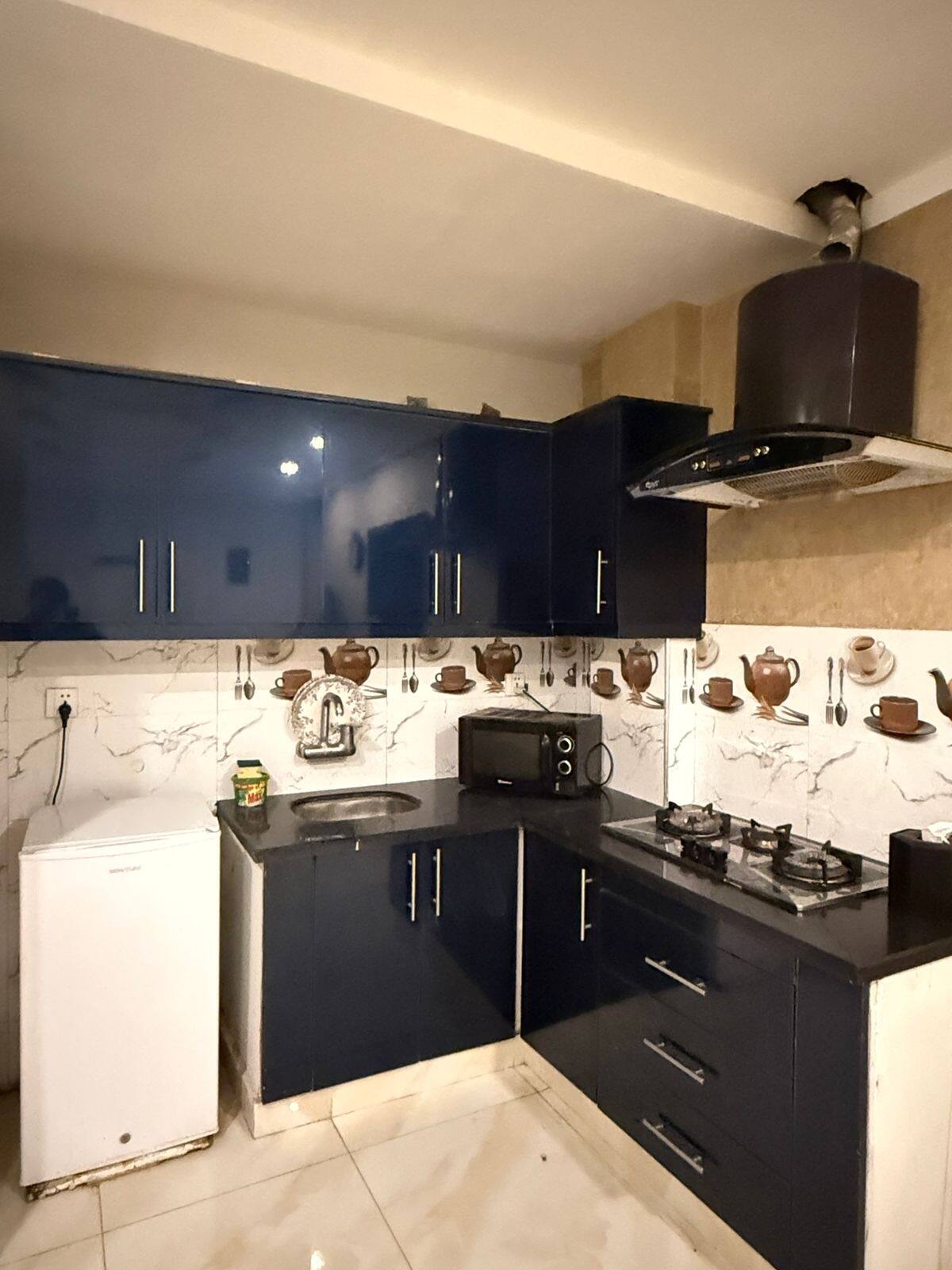 Elegant 1BR Suite | Modern Kitchen & Stylish Decor photo 2