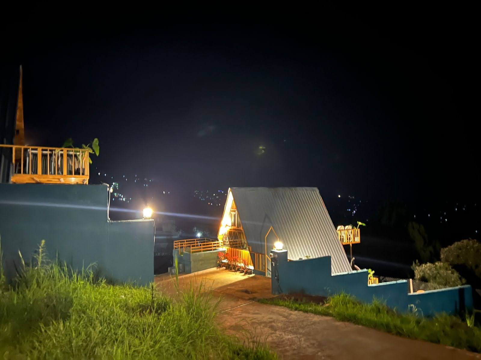 The Glass Gable | Modern Glamping & Scenic Deck (Diamond Hut)