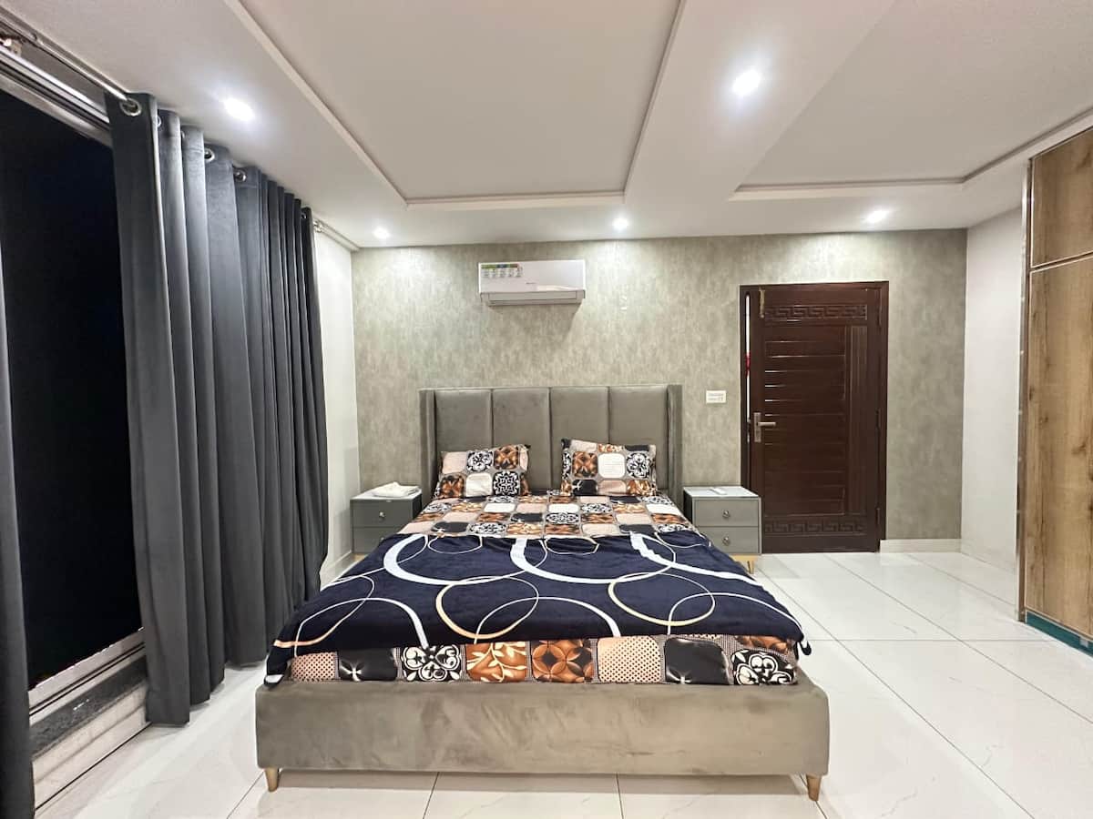 Quiet & Secure 1-Bedroom | Nishtar Block photo 2