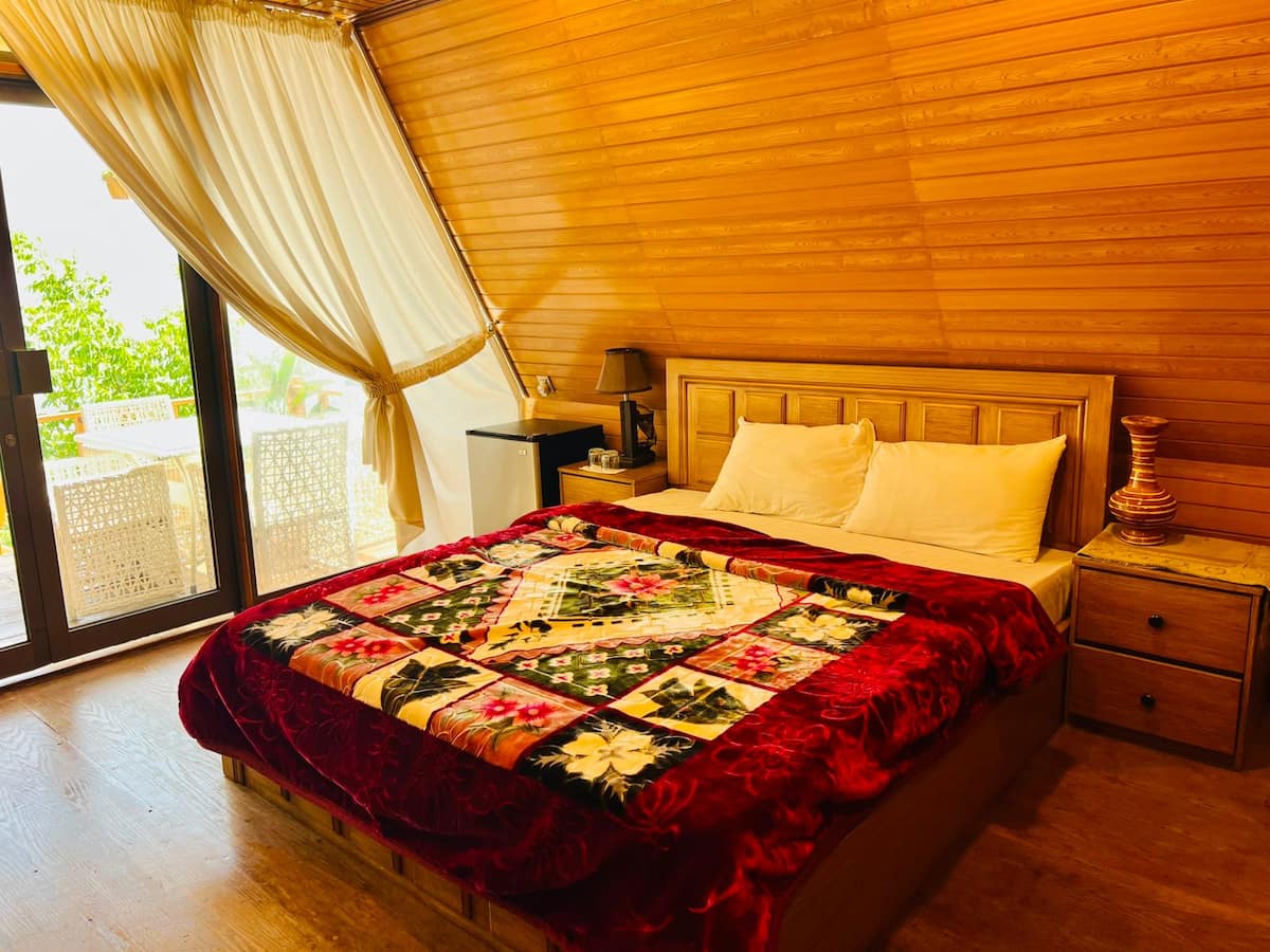 Romantic Wood-Clad Mountain Retreat photo 4