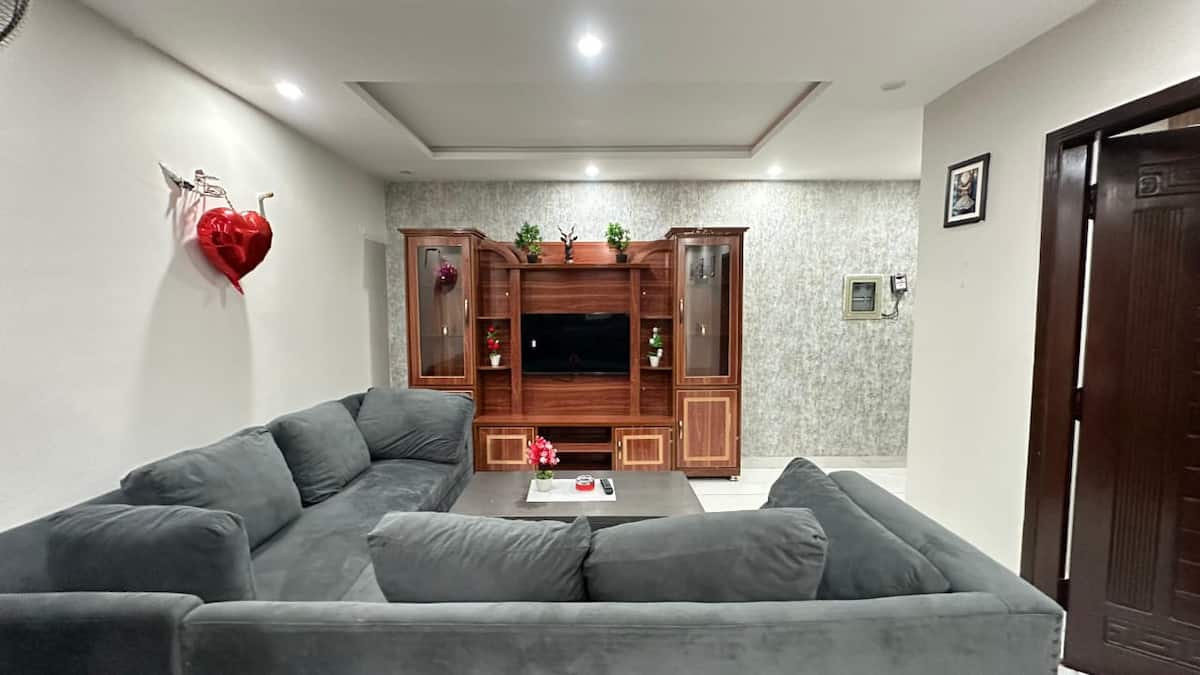 Quiet & Secure 1-Bedroom | Nishtar Block photo 4