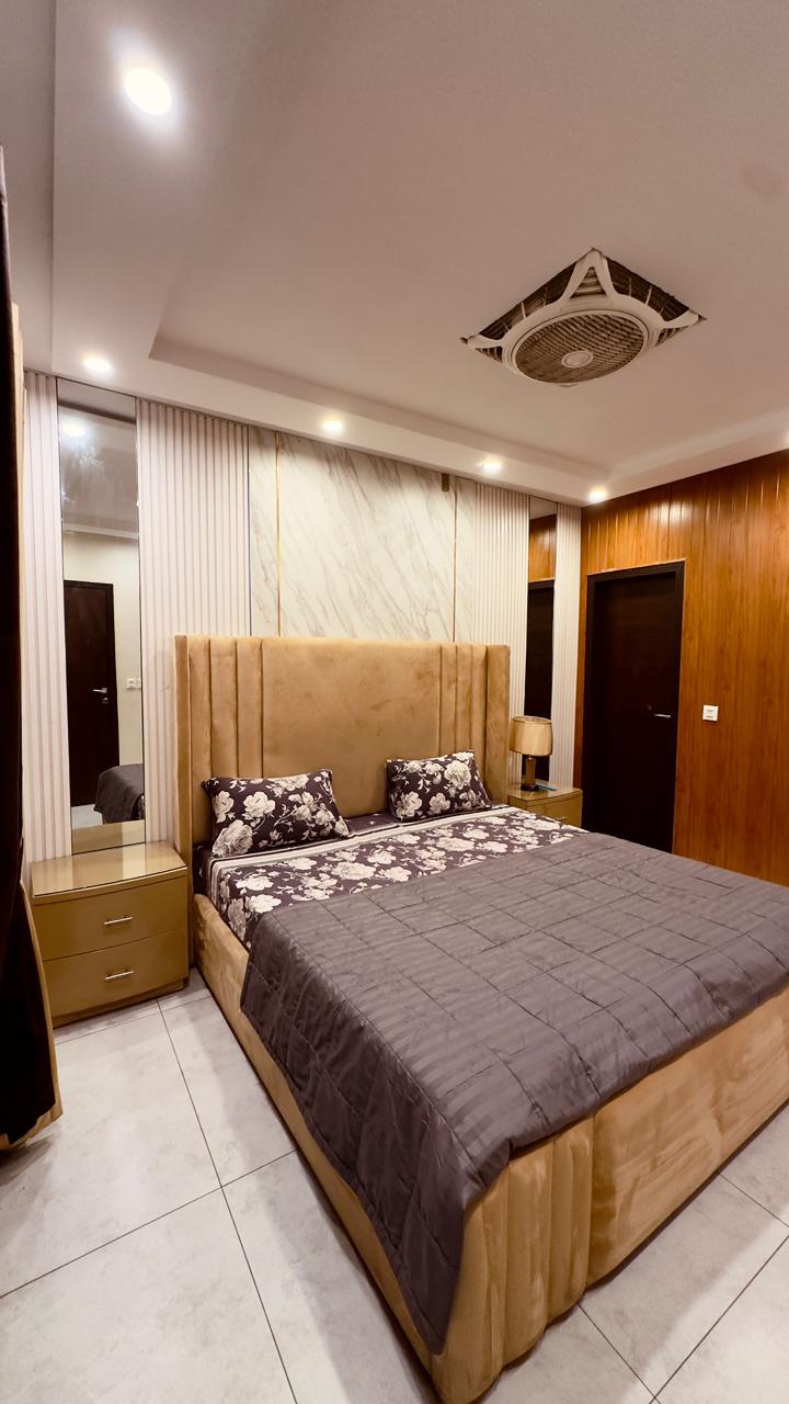 Luxury 1BR Near Grand Mosque · Bahria Town LHR photo 2