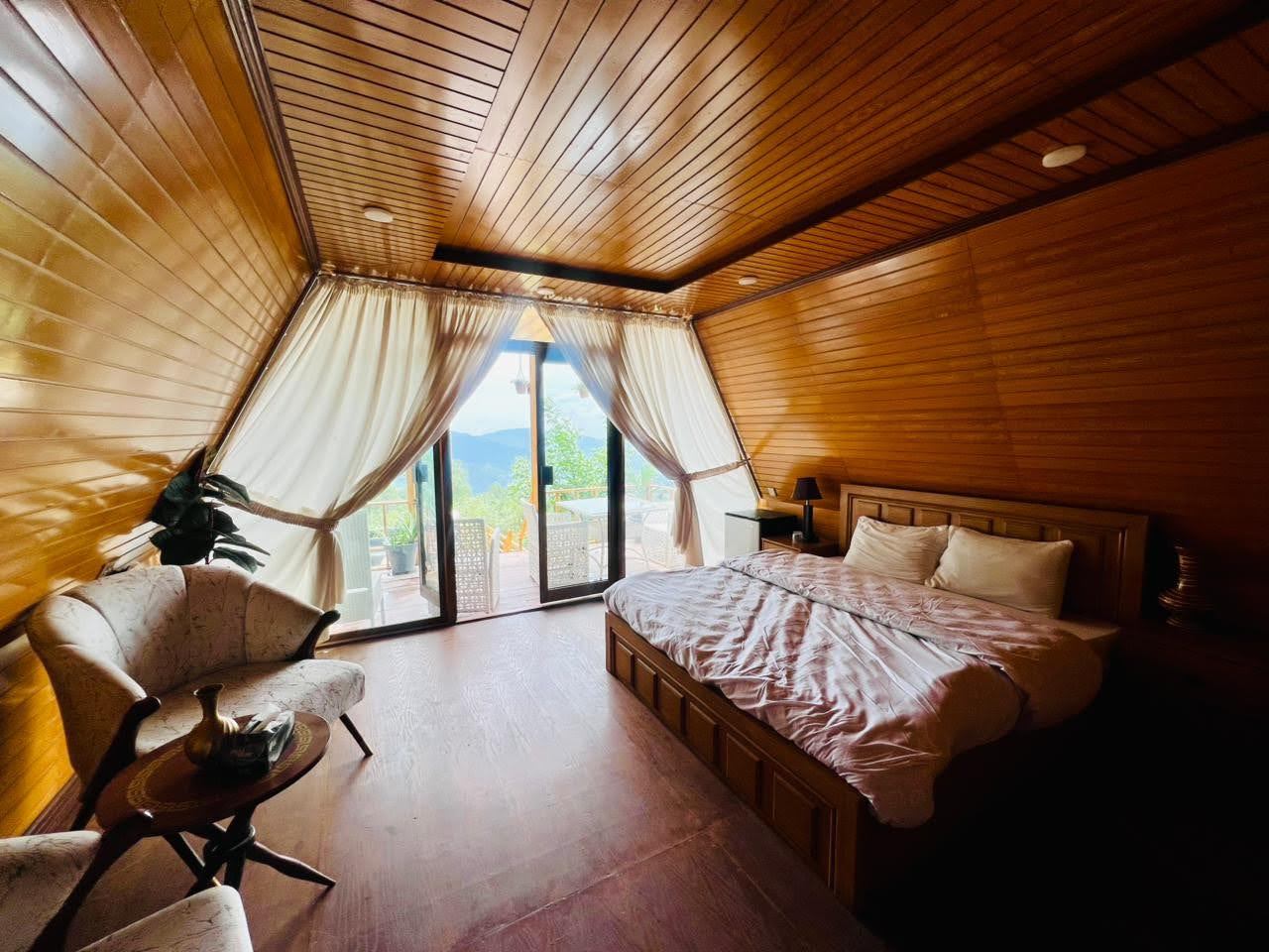Romantic Wood-Clad Mountain Retreat (Gold Hut) photo 4