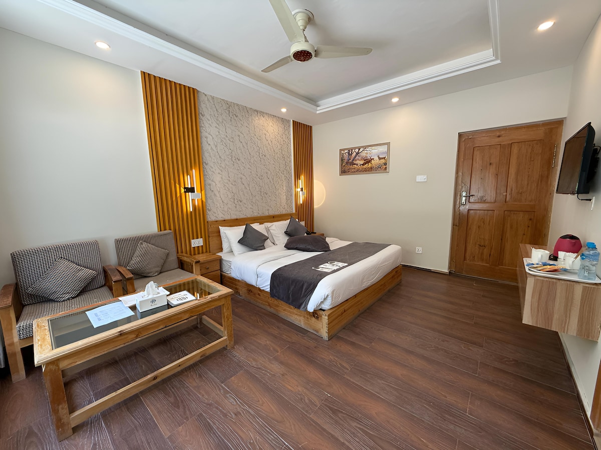 Deluxe King Room in Skardu · Garden Window