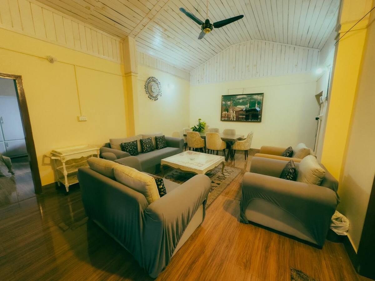 Cloud-Nine Comfort: Luxury Room in Muzaffarabad photo 5