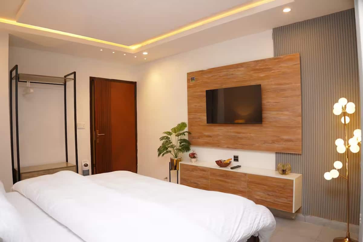 Sleek Studio Living | Includes Kitchen, TV & WiFi photo 3