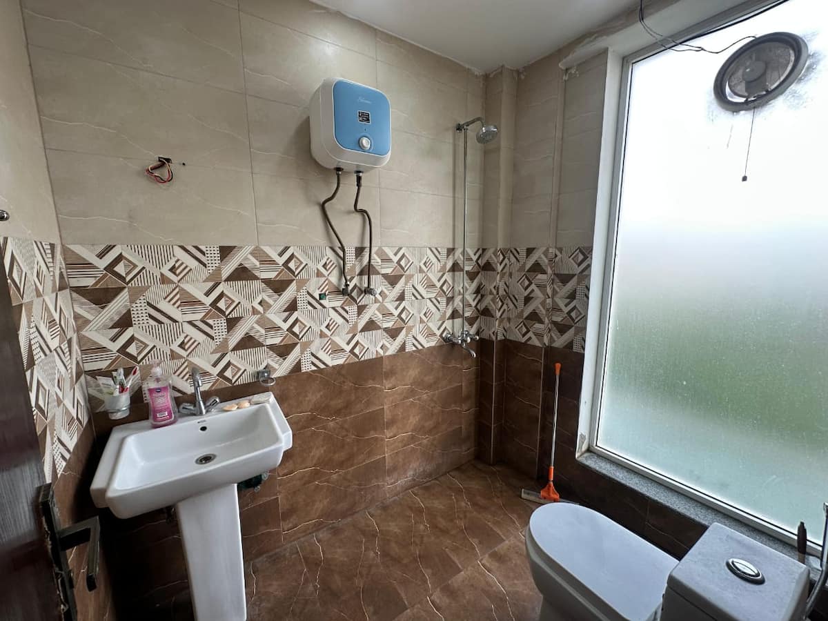 Quiet & Secure 1-Bedroom | Nishtar Block photo 5