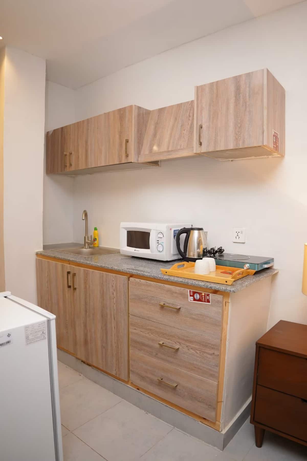 Sleek Studio Living | Includes Kitchen, TV & WiFi photo 5