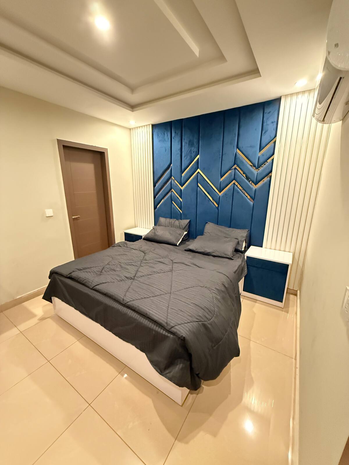 Cozy Modern Apartment in Secure Bahria Town Lahore photo 2