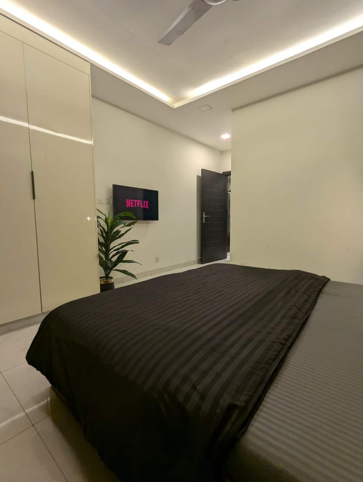 Luxury 1-Bed Apartment With Living | Zameen Opal photo 4