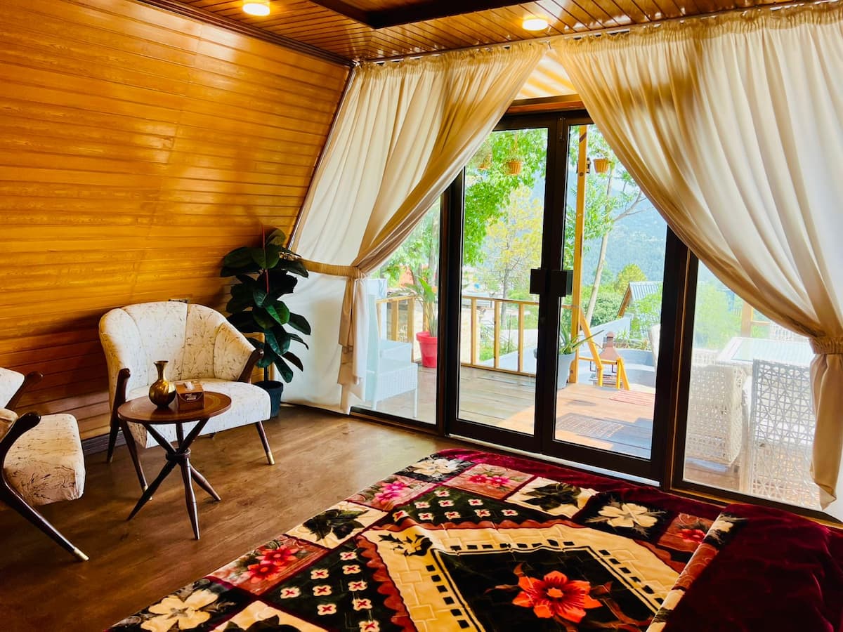 Romantic Wood-Clad Mountain Retreat photo 3