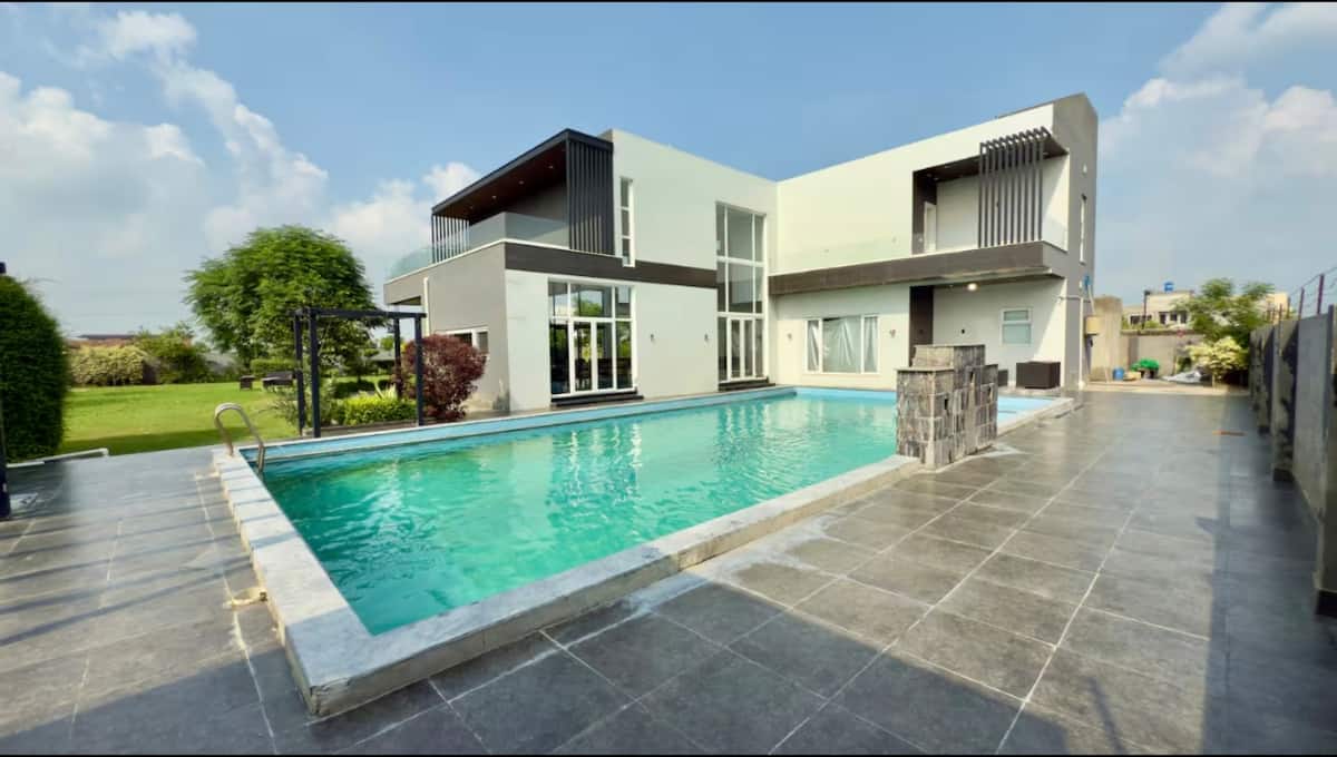 Elite 4-Kanal Modern Retreat: Pool & Waterfall