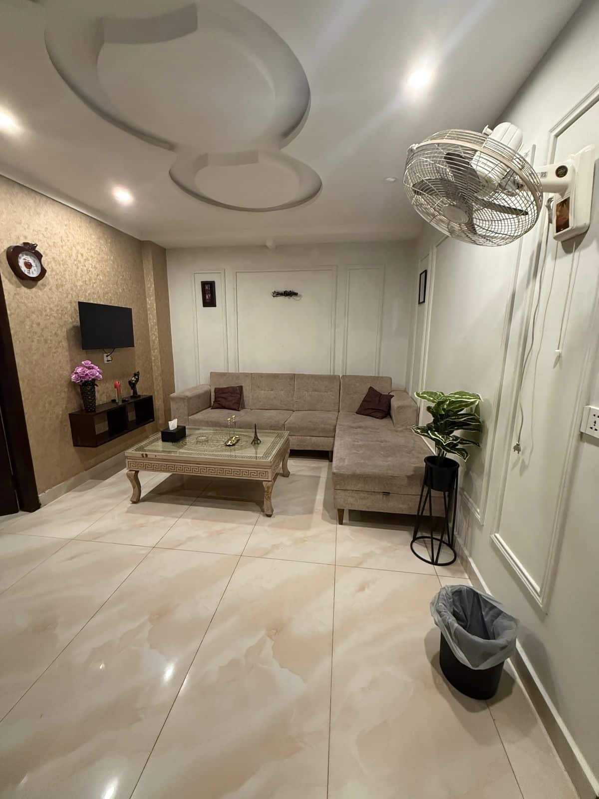 Elegant 1BR Suite | Modern Kitchen & Stylish Decor photo 4